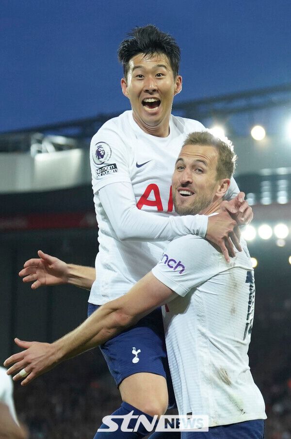 토트넘 홋스퍼 호흡을 맞췄던 손흥민과 해리 케인. 사진┃뉴시스/AP