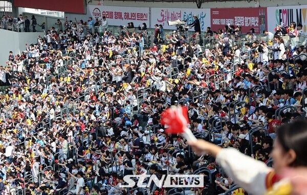 22일 서울 송파구 잠실야구장에서 열린 프로야구 2025 KBO리그 개막전 롯데 자이언츠 대 LG 트윈스의 경기, 만원 관중들이 경기를 관람하고 있다. 사진┃뉴시스
