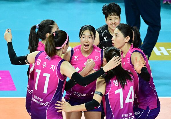 기뻐하는 흥국생명 선수들. 사진┃KOVO