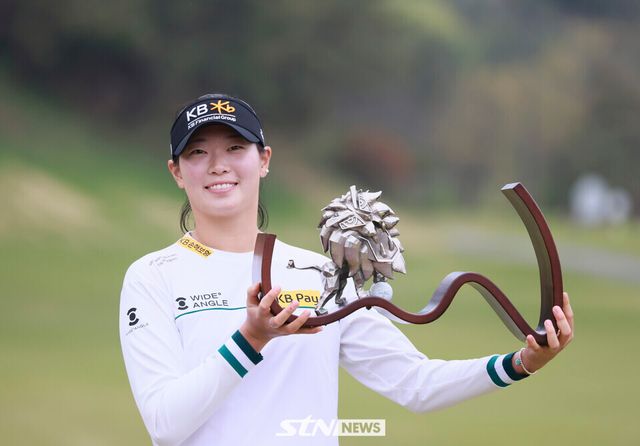 20일 경남 김해 가야 컨트리클럽(파72·6836야드)에서 열린 KLPGA 투어 넥센·세인트나인 마스터즈(총상금 9억 원) 우승을 차지한 방신실이 우승 트로피를 들고 포즈를 취하고 있다.&nbsp;사진┃손진현 기자