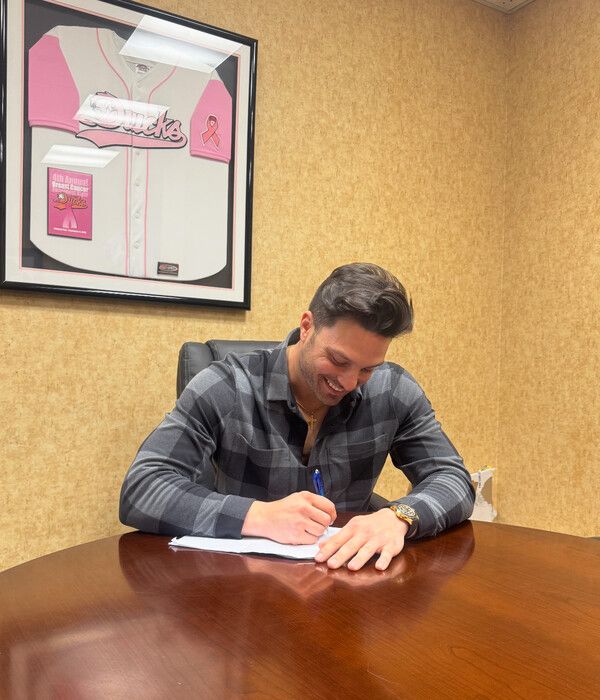 계약서에 사인하는 라이언 맥브룸. 사진┃SSG 랜더스