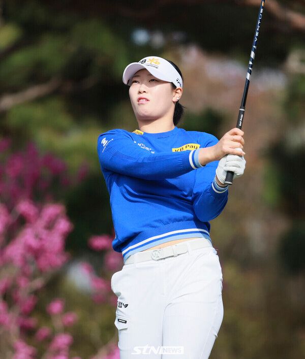 18일 경남 김해 가야 컨트리클럽(파72·6836야드)에서 열린 KLPGA 투어 넥센·세인트나인 마스터즈(총상금 9억 원) 1라운드에 출전한 방신실이 티샷을 날리고 있다.&nbsp;사진┃손진현 기자
