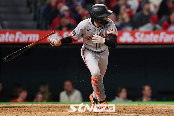 샌프란시스코 자이언츠의 이정후가 19일(현지 시간) 미 캘리포니아주 애너하임의 에인절스타디움에서 열린 2025 메이저리그 로스앤젤레스 에인절스와의 경기 8회 초 안타를 친 뒤 달리고 있다. 이정후는 4타수 1안타를 기록해 5경기 연속 안타를 이어갔고 샌프란시스코는 3-2로 승리했다. 사진┃뉴시스/AP