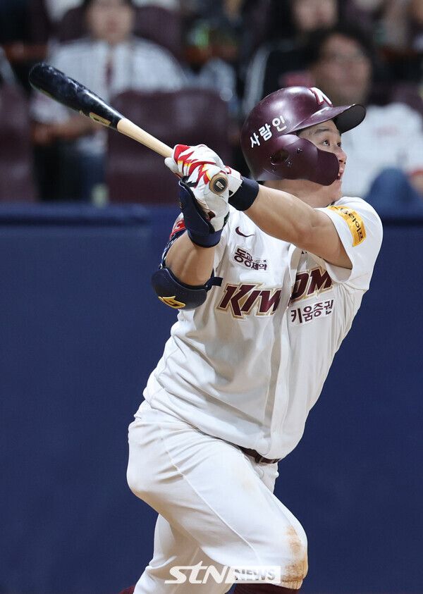 홈런을 친 키움히어로즈 최주환. 사진┃뉴시스