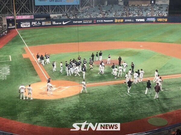 벤치클리어링이 열려 엉겨붙은 키움히어로즈와 두산베어스 선수들. 고척=사진┃이형주 기자