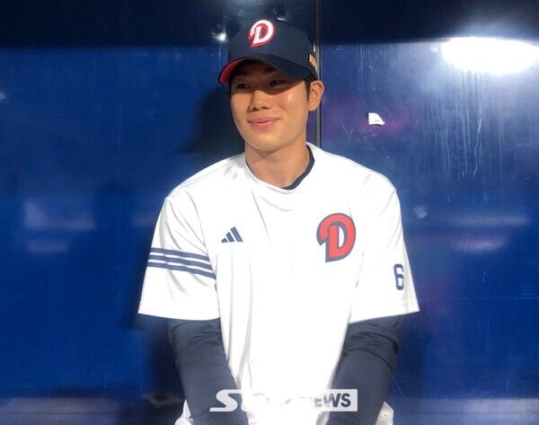 취재진과의 인터뷰 중 미소 짓는 두산 베어스 오명진. 고척=사진┃이형주 기자