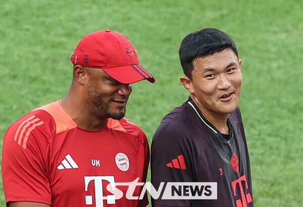 FC 바이에른 뮌헨 김민재와 뱅상 콤파니 감독이 2일 서울 마포구 상암월드컵 경기장에서 쿠팡플레이 시리즈 2경기 토트넘 홋스퍼 대 FC 바이에른 뮌헨의 경기를 앞두고 열린 오픈 트레이닝에서 훈련 도중 이야기를 나누고 있다. 사진┃뉴시스