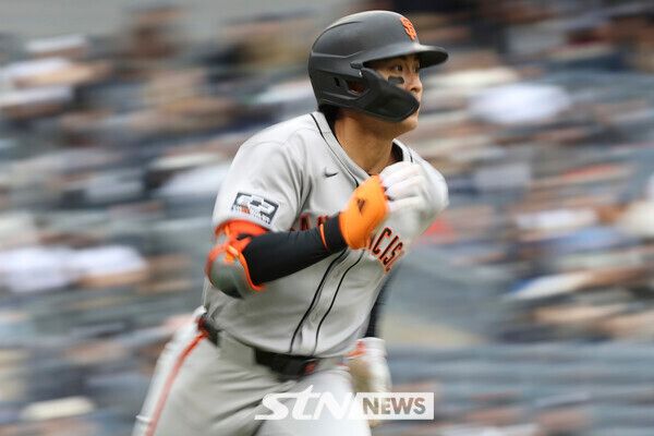 샌프란시스코 자이언츠의 이정후가 13일(현지 시간) 미국 뉴욕 양키 스타디움에서 열린 2025 메이저리그(MLB) 뉴욕 양키스와의 경기 4회 초 1점 홈런을 친 후 베이스를 돌고 있다. 이정후는 6회에도 3점 홈런을 기록하며, 3타수 2안타 4타점 2득점 1볼넷의 활약으로 팀의 5-4 승리를 이끌었다. 사진┃뉴시스/AP