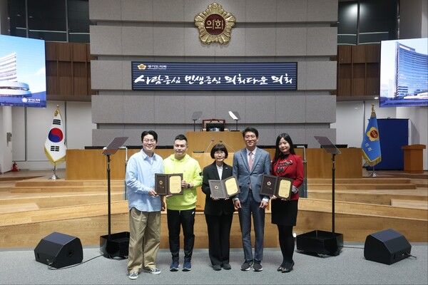 경기도의회에서 백정애 학과장, 최은미 교수가 경기도의회 표창을 수상하고 기념 촬영을 하고 있다. [사진=유지인 기자.]