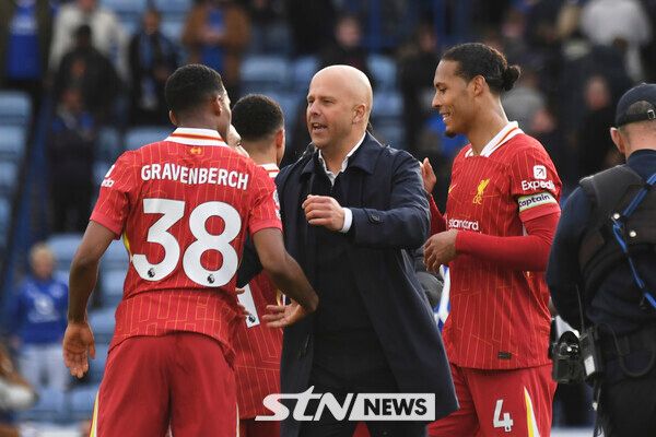 리버풀 아르네 슬롯 감독, 라이언 흐라벤베르흐, 버질 반 다이크. 사진┃뉴시스/AP