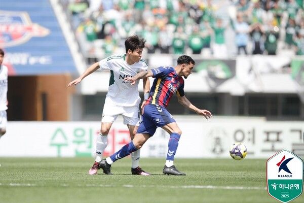 전북현대 박진섭과 수원FC 루안. 사진┃한국프로축구연맹