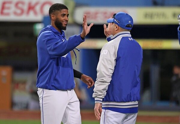 삼성 라이온즈의 디아즈와 박진만 감독. 사진┃삼성 라이온즈