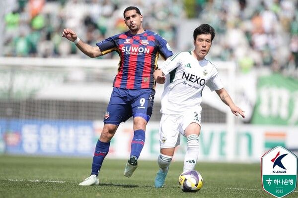 수원FC 싸박과 전북현대 김영빈. 사진┃한국프로축구연맹