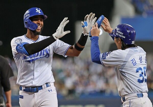 삼성 라이온즈의 디아즈가 NC 다이노스와의 홈경기에서 4회말 3점 쐐기포를 터뜨린 후 팀 동료 김성윤과 세레모니를 하고 있다. 사진┃삼성 라이온즈