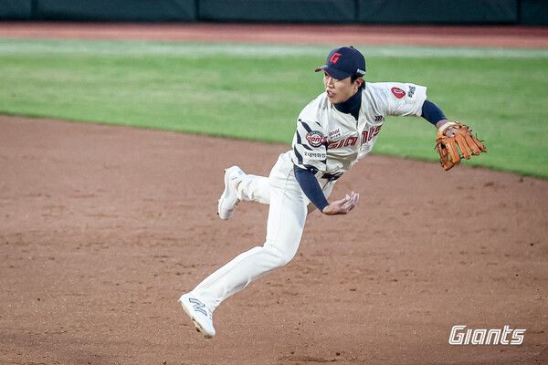 수비하는 롯데 자이언츠 내야수 전민재. 사진┃롯데 자이언츠