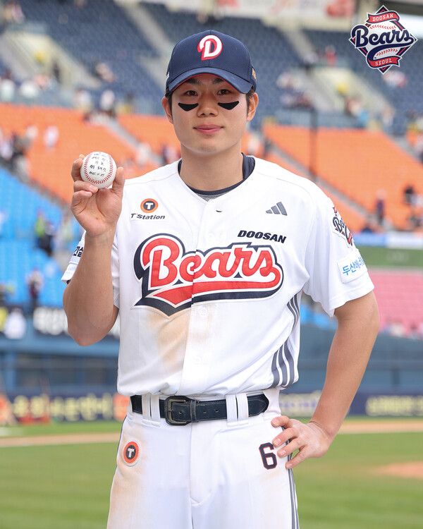 프로 첫 홈런공을 들고 사진을 찍는 두산 베어스 내야수 오명진. 사진┃두산 베어스