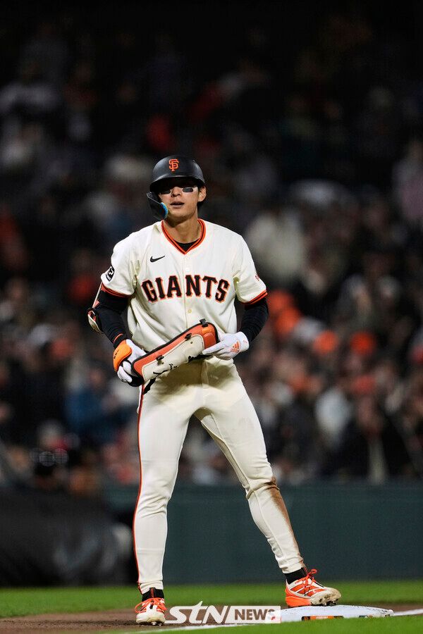 샌프란시스코 자이언츠의 이정후가 21일(현지 시간) 미 캘리포니아주 샌프란시스코의 오라클 파크에서 열린 2025 메이저리그 밀워키 브루어스와의 경기 7회 말 1타점 3루타를 친 후 3루에 안착해 있다. 이정후는 4타수 1안타 1타점을 기록했고 샌프란시스코는 5-2로 역전승을 거뒀다. 사진┃뉴시스/AP