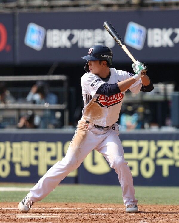 타격하는 두산 베어스 내야수 오명진. 사진┃두산 베어스