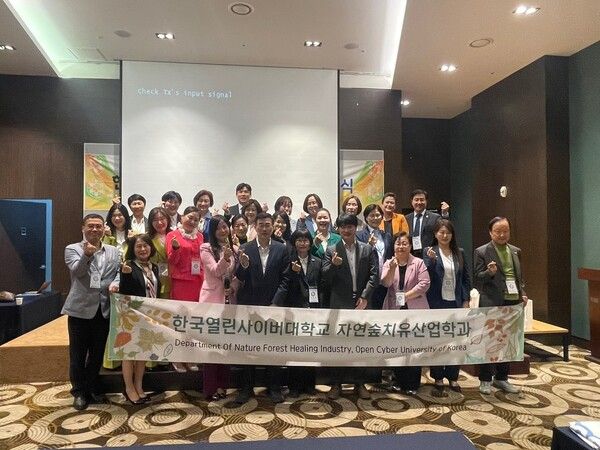 더인테라호텔평택에서 백정애학과장, 최은미교수가 한국열린사이버대학교 자연숲치유산업학과 특임,연구교수 임명식을 마치고 기념 촬영을 하고 있다. [사진=이윤기자.]