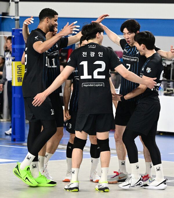 득점 후 기뻐하는 현대캐피탈 선수들. 사진┃KOVO