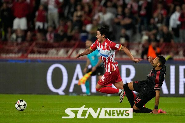 츠르베나 즈베즈다(세르비아)의 설영우(왼쪽)가 19일(현지시각) 세르비아 베오그라드의 라이코 미티치 경기장에서 열린 2024-25시즌 유럽축구연맹(UEFA) 챔피언스리그(UCL) 리그 페이즈 1차전 벤피카(포르투갈)와 경기 중 공을 다투고 있다. 설영우는 풀타임을 소화했고 팀은 1-2로 패했다. 사진┃뉴시스/AP