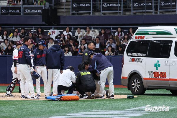 사구로 쓰러진 롯데자이언츠 내야수 전민재. 사진┃롯데자이언츠