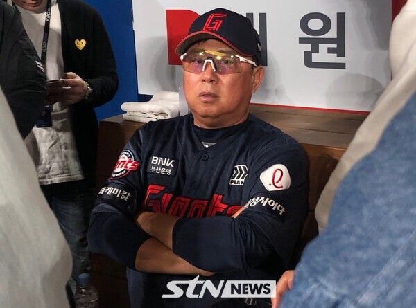 경기 전 취재진과 인터뷰를 갖는 롯데자이언츠 김태형 감독. 고척=사진┃이형주 기자