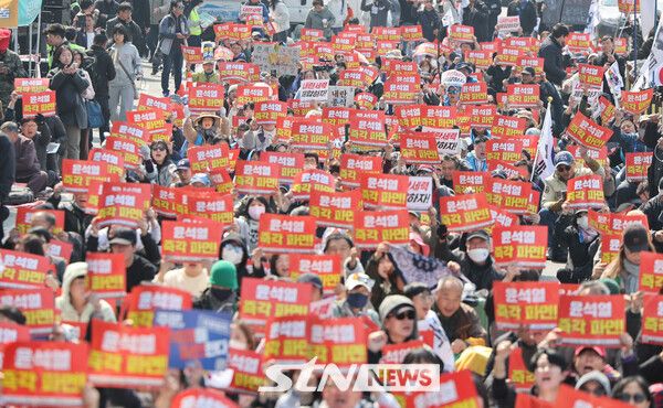 윤석열 대통령의 탄핵심판 선고일인 4일 오전 서울 용산구 한남동 대통령 관저 인근에서 촛불행동 등 윤 대통령 탄핵을 찬성하는 시민들이 파면 촉구 집회를 하고 있다. 사진┃뉴시스