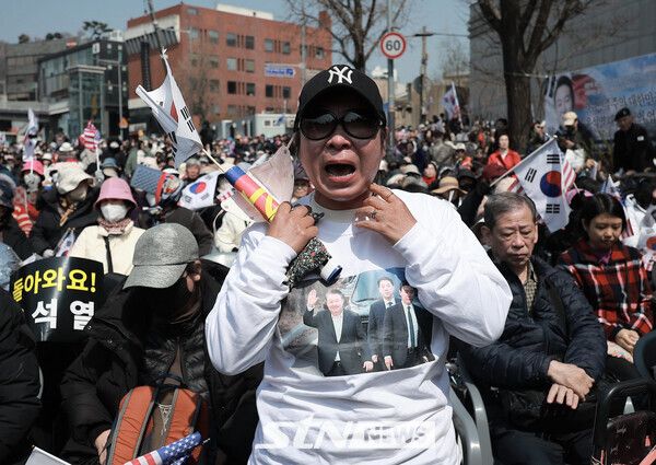 윤석열 대통령 탄핵심판이 인용된 4일 서울 용산구 한남동 관저 앞에서 열린 탄핵 반대 집회 참가자들이 소리치고 있다. 사진┃뉴시스