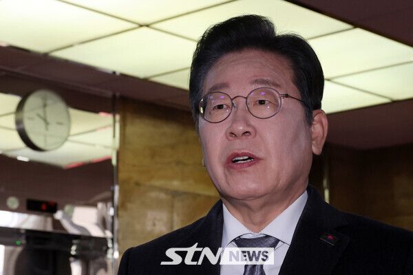 이재명 더불어민주당 대표가 윤석열 대통령 탄핵심판 선고일인 4일 오전 서울 여의도 국회로 출근하며 취재진 질문에 답하고 있다. 사진┃뉴시스