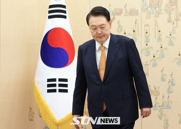 헌법재판소가 4일 윤석열 대통령의 탄핵을 인용했다. 사진은 2024년 7월 3일 서울 용산 대통령실 청사에서 열린 재외공관장 신임장 수여식 후 이석하는 모습. 사진┃뉴시스