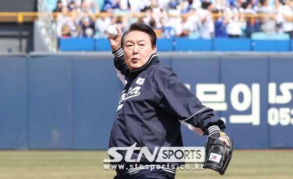 윤석열 대통령이 1일 오후 대구 수성구 삼성라이온즈파크에서 열린 2023 신한은행 SOL KBO리그 삼성 라이온즈와 NC 다이노스의 개막전 경기에서 시구하고 있다. 사진┃뉴시스