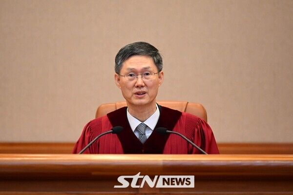 문형배 헌법재판소장 권한대행이 4일 서울 종로구 헌법재판소에서 열린 윤석열 대통령의 탄핵심판 선고기일에서 발언하고 있다. 사진┃뉴시스/공동취재단