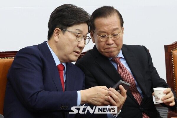 권영세 국민의힘 비상대책위원장과 권성동(왼쪽) 원내대표가 4일 오전 서울 여의도 국회에서 열린 비상대책위원회의에서 스마트폰으로 무언가를 함께 보고 있다. 사진┃뉴시스