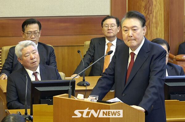윤석열 대통령이 25일 서울 종로구 헌법재판소에서 열린 자신의 탄핵심판 11차 변론에서 최종 의견 진술을 하고 있다. 사진┃뉴시스/헌법재판소
