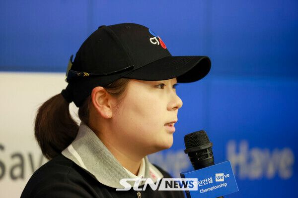 5일 부산 동래베네스트골프클럽(파72·6579야드)에서 열린 2025시즌 KLPGA 투어 '두산건설 위브 챔피언십(총상금 12억 원)' 3라운드에 출전한 홍정민. 사진┃손진현 기자