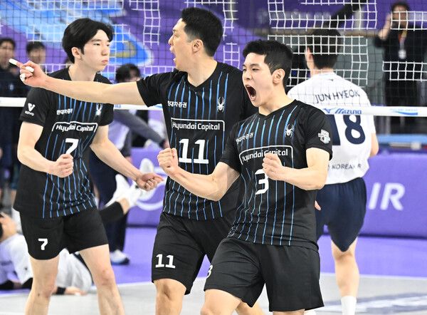 5일 오후 인천 계양체육관에서 열린 2024~2025시즌 V-리그 남자부 챔피언결정전(5전3승제) 3차전 대한항공과 현대캐피탈 경기. 사진┃KOVO