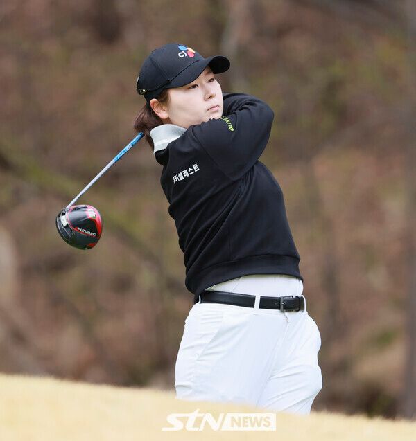 5일 부산 동래베네스트골프클럽(파72·6579야드)에서 열린 2025시즌 KLPGA 투어 '두산건설 위브 챔피언십(총상금 12억 원)' 3라운드에 출전한 홍정민. 사진┃손진현 기자