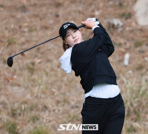 5일 부산 동래베네스트골프클럽(파72·6579야드)에서 열린 2025시즌 KLPGA 투어 '두산건설 위브 챔피언십(총상금 12억 원)' 3라운드에 출전한 김민솔. 사진┃손진현 기자