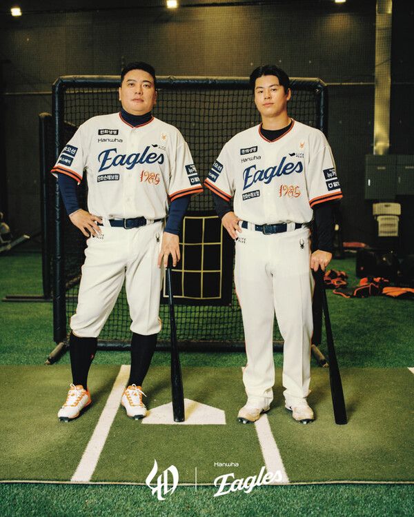 레거시 유니폼을 입은 한화이글스 레전드 김태균(좌측)과 한화이글스 노시환(우측). 사진┃한화이글스