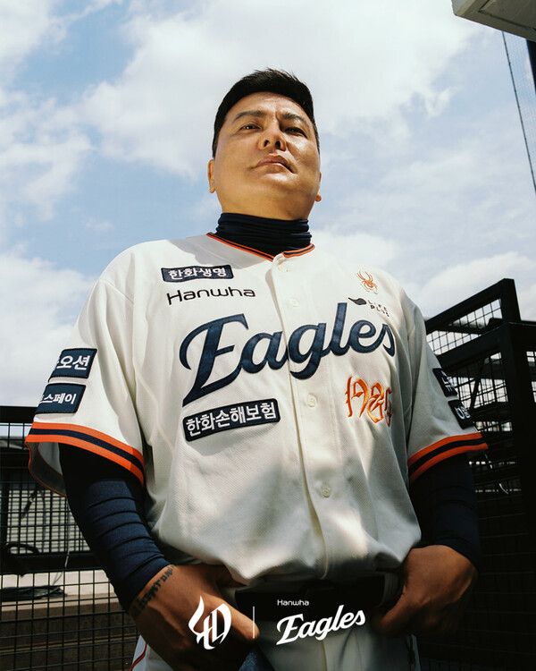 한화이글스 레전드 김태균의 레거시 유니폼 화보. 사진┃한화이글스