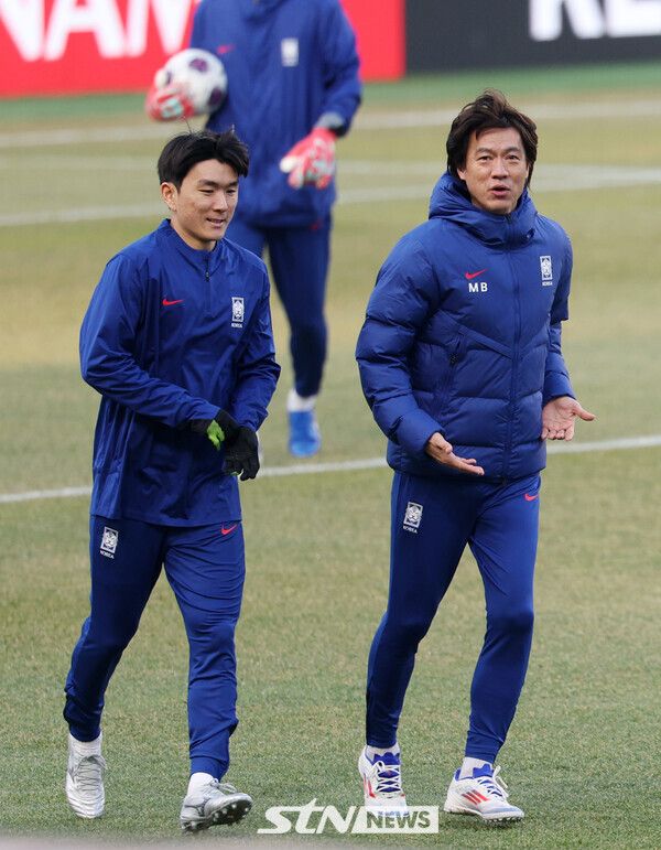 대한민국 축구대표팀 홍명보 감독과 황인범. 사진┃뉴시스