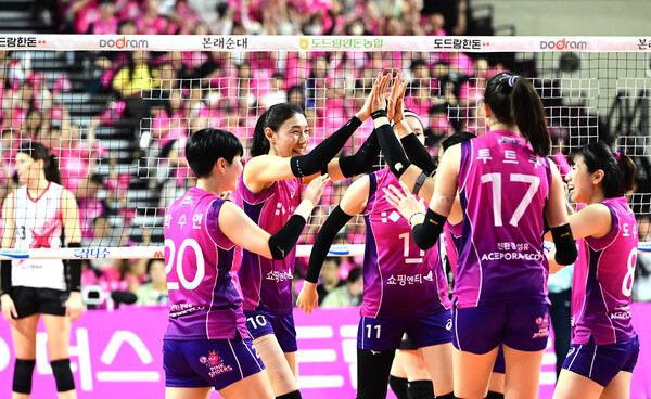 기뻐하는 흥국생명 선수들. 사진┃KOVO