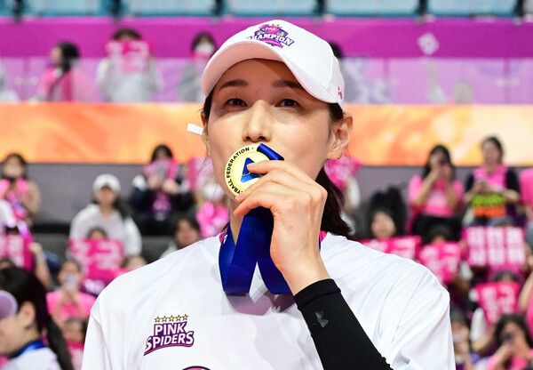 시상식에서 미소를 보이는 김연경. 사진┃KOVO