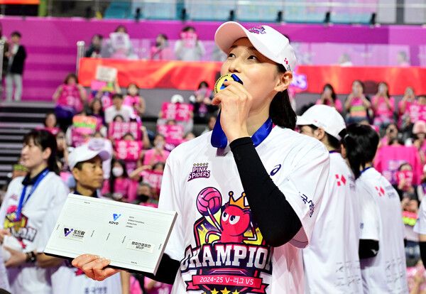 챔프전 MVP상을 들고 우승 메달에 입을 맞추는 김연경. 사진┃KOVO