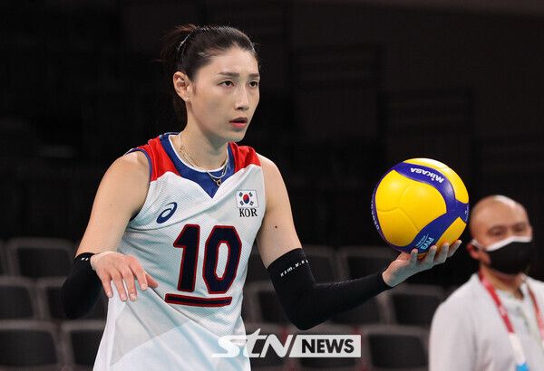 6일 오후 일본 도쿄 아리아케 아레나에서 열린 도쿄올림픽 여자배구 4강전 대한민국과 브라질의 경기, 김연경이 서브 하기 전 집중하고 있다. 사진┃뉴시스