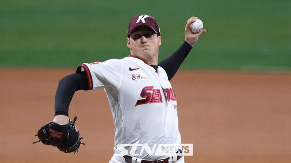 9일 오후 서울 구로구 고척스카이돔에서 열린 '2025 KBO리그' LG트윈스와 키움히어로즈의 경기, 키움 선발투수 로젠버그가 역투하고 있다. 사진┃뉴시스