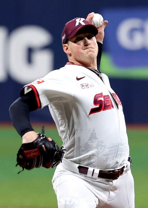 9일 오후 서울 구로구 고척스카이돔에서 열린 '2025 KBO리그' LG트윈스와 키움히어로즈의 경기, 키움 선발투수 로젠버그가 역투하고 있다. 사진┃뉴시스