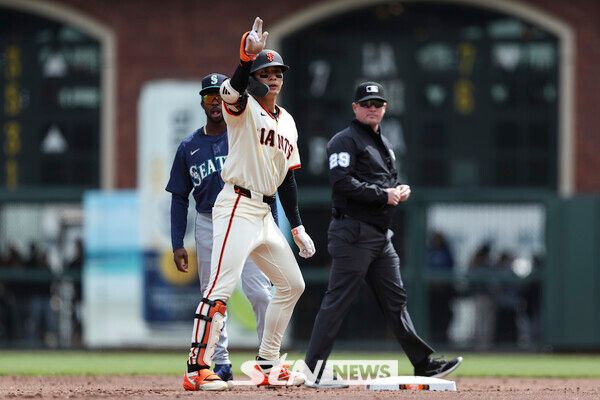샌프란시스코 자이언츠의 이정후가 6일(현지 시간) 미 캘리포니아주 샌프란시스코의 오라클 파크에서 열린 2025 메이저리그 시애틀 매리너스와 경기 1회 말 좌전 2루타를 치고 나가 세리머니하고 있다. 이정후는 4타수 2안타 1득점을 기록했고 팀은 5-4로 승리했다.사진┃뉴시스/AP