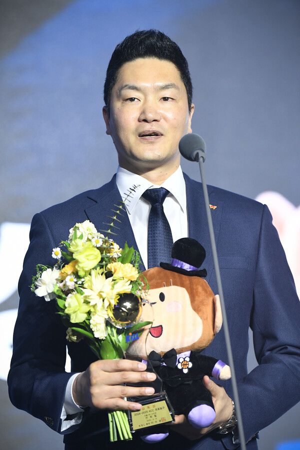 감독상을 받은 서울 SK 전희철 감독. 사진┃KBL